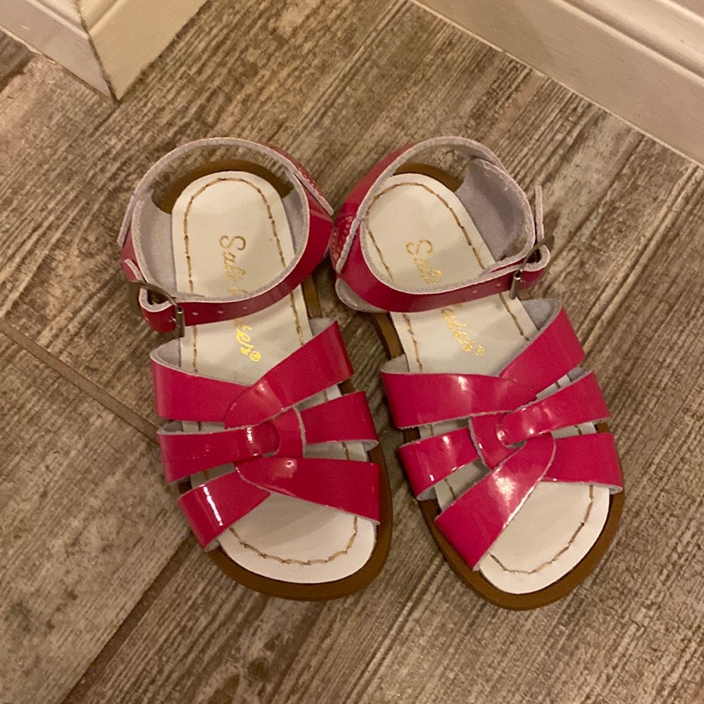Size toddler 8 hot pink Saltwater sandals